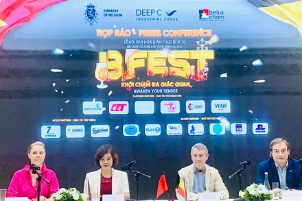 Đại sứ Vương quốc Bỉ tại Việt Nam, cùng lãnh đạo Sở Ngoại vụ thành phố Hải Phòng và Khu công nghiệp DEEP-C chủ trì cuộc họp báo.