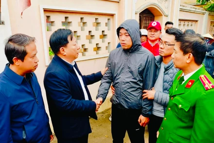 Lãnh đạo Ủy ban nhân dân thành phố Hải Phòng, huyện Vĩnh Bảo và các ngành chia sẻ, động viên gia đình có người thiệt mạng trong vụ cháy.