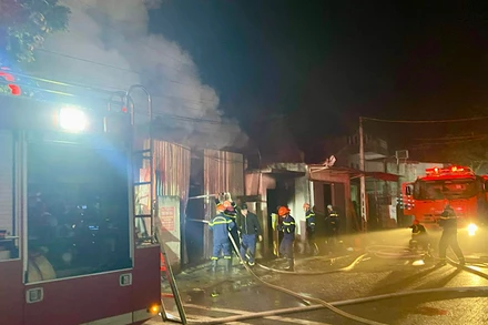 Các lực lượng chữa cháy, cứu nạn, cứu hộ khẩn trương dập lửa và cứu nạn.