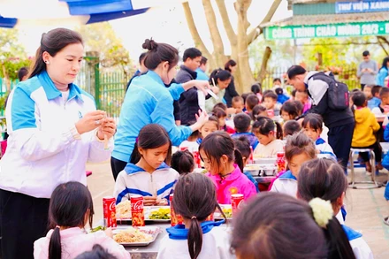 Tuổi trẻ Hải Phòng tổ chức chương trình Bữa ăn cho em tại Trường Phổ thông Dân tộc Bán trú - Tiểu học Xam Măn, xã Keo Lôm (huyện Điện Biên Đông).