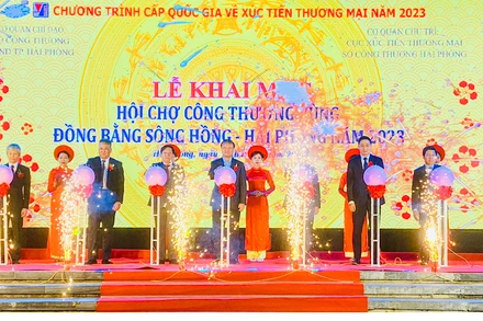 Các đại biểu nhấn nút khai mạc Hội chợ công thương vùng đồng bằng sông Hồng-Hải Phòng năm 2023.