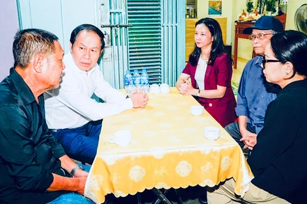 Bí thư Thành ủy Hải Phòng ân cần thăm hỏi, chia sẻ với nỗi đau thương, mất mát mà gia đình nạn nhân đang phải gánh chịu.