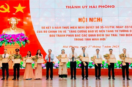 Lãnh đạo thành phố Hải Phòng trao Bằng khen tặng các tập thể có thành tích xuất sắc trong công tác bảo vệ nền tảng tư tưởng của Đảng.