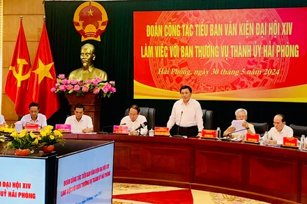 Đồng chí Nguyễn Xuân Thắng phát biểu tại buổi làm việc với Ban Thường vụ Thành ủy Hải Phòng.