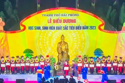 Học sinh, sinh viên Hải Phòng tiêu biểu năm 2023 được biểu dương, khen thưởng.