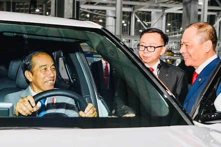 Tổng thống Indonesia Joko Widodo trực tiếp ngồi thử ghế lái chiếc VF9 tại Nhà máy.