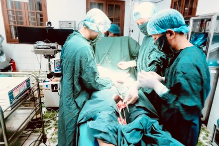 Các y, bác sĩ Trung tâm Y tế quân dân y huyện đảo Bạch Long Vĩ thực hiện ca phẫu thuật bệnh nhân chửa ngoài tử cung nguy cơ vỡ.
