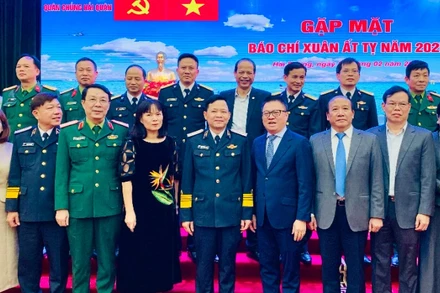 Lãnh đạo Bộ Tư lệnh Quân chủng Hải quân và các đại biểu tại buổi gặp mặt các cơ quan thông tấn, báo chí.
