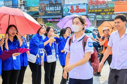 Các thí sinh phấn khởi hoàn thành ngày thi đầu tiên.