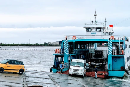 Trong dịp nghỉ lễ 30/4, 1/5 và các ngày cuối tuần, xe con và xe tải bị hạn chế ra đảo Cát Bà qua phà Đồng Bài-Cái Viềng.