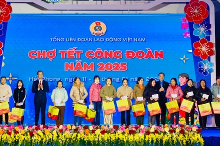 Lãnh đạo Tổng Liên đoàn Lao động Việt Nam và thành phố Hải Phòng trao quà Tết tặng công nhân, lao động.