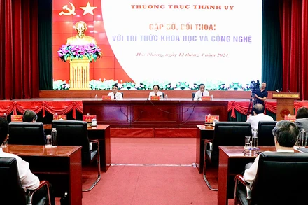 Quang cảnh đối thoại giữa Thường trực Thành ủy Hải Phòng với đội ngũ trí thức.