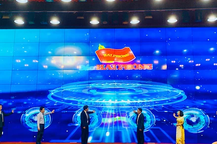 Các đại biểu nhấn nút khai trương Tòa soạn điện tử của Báo Hải Phòng.