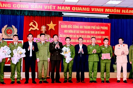 Công an thành phố Hải Phòng và lãnh đạo quận Ngô Quyền khen thưởng đột xuất Công an quận Ngô Quyền về thành tích triệt xóa ổ nhóm mua, bán ma túy số lượng lớn.