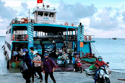 Phà Gót-Cái Viềng trên tuyến đường bộ từ đảo Cát Hải sang đảo Cát Bà và ngược lại.