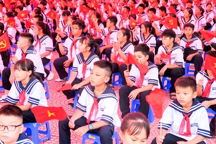 Học sinh Hải Phòng đón ngày khai giảng năm học mới.