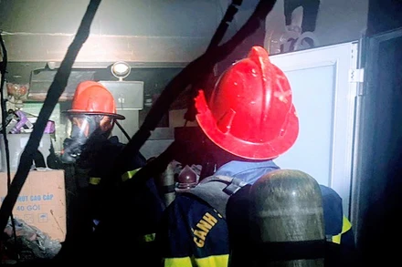 Lực lượng Phòng cháy, chữa cháy và Cứu hộ, cứu nạn kiểm tra, thoát khỏ các tầng ngôi nhà cháy.