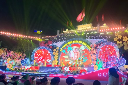 Đông đảo người dân Hải Phòng và du khách tham dự chương trình nghệ thuật đón giao thừa tại quảng trường Nhà hát thành phố.