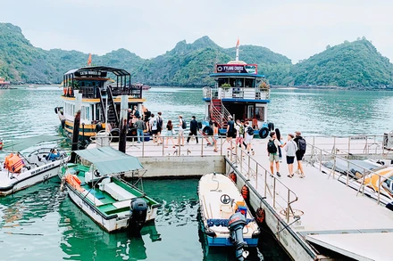 Các du khách lên tàu rời khỏi đảo về đất liền.