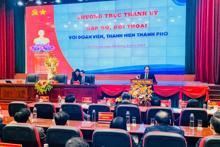 Ủy viên Trung ương Đảng, Bí thư Thành ủy Hải Phòng Lê Tiến Châu phát biểu đối thoại với đoàn viên, thanh niên.