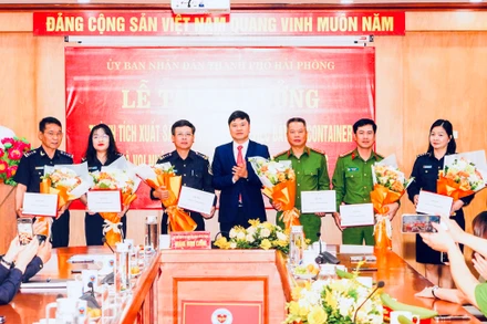 Lãnh đạo thành phố Hải Phòng khen thưởng 6 tập thể có thành tích xuất sắc trong việc bắt giữ lượng lớn ngà voi nhập lậu qua cảng biển Hải Phòng.