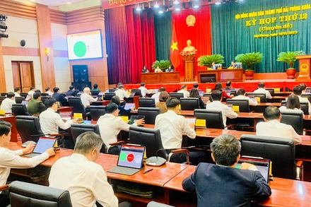 Các đại biểu nhấn nút thông qua các Nghị quyết kỳ họp.