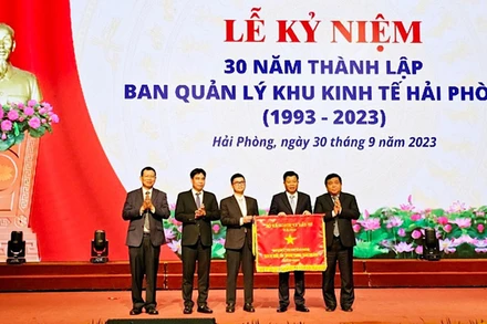 Bộ Kế hoạch và Đầu tư trao cờ thi đua xuất sắc tặng Ban quản lý Khu kinh tế Hải Phòng.