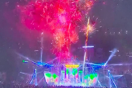 Thành phố Cảng hân hoan chào đón năm mới.