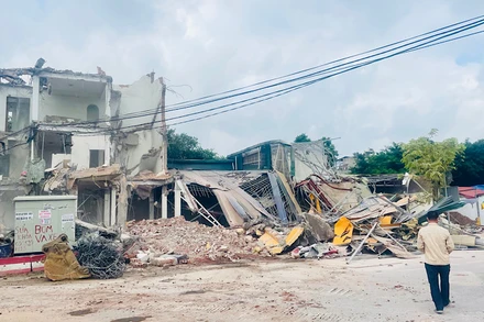 Hiện trường tháo dỡ các công trình trong diện giải phóng mặt bằng.