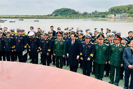 Dâng hương tri ân các Anh hùng liệt sĩ Đoàn tàu không số.