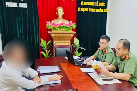 Phòng An ninh mạng và phòng, chống tội phạm sử dụng công nghệ cao (Công an thành phố Hải Phòng) lập biên bản, xử phạt người đăng tin sai sự thật trên Facebook.