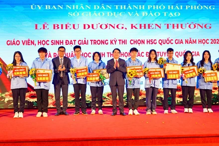 Lãnh đạo Ủy ban nhân dân thành phố và Sở Giáo dục-Đào tạo Hải Phòng trao phần thưởng tặng các học sinh đạt giải Nhất kỳ thi học sinh giỏi quốc gia.