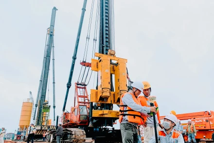 Các đơn vị thi công đang đẩy nhanh tiến độ xây dựng bến số 5, số 6 Cảng cửa ngõ quốc tế Hải Phòng tại Lạch Huyện.