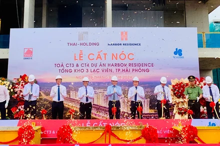 Đồng chí Trần Lưu Quang, Ủy viên Trung ương Đảng, Trưởng Ban Kinh tế Trung ương cùng lãnh đạo thành phố Hải Phòng dự lễ cất nóc 2 công trình nhà ở xã hội CT3A, CT4B.