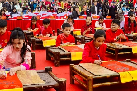 Các học sinh tiêu biểu của thành phố Thủy Nguyên tham dự lễ khai bút đầu Xuân.