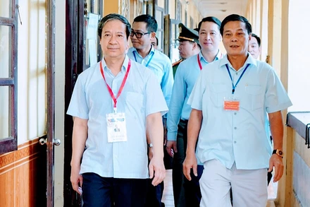 Bộ trưởng Giáo dục và Đào tạo Nguyễn Kim Sơn cùng Chủ tịch Ủy ban nhân dân thành phố Hải Phòng Nguyễn Văn Tùng kiểm tra thi tại điểm thi Trường THPT Thái Phiên.