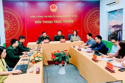 Lãnh đạo Bộ chỉ huy Bộ đội Biên phòng Hải Phòng đối thoại trực tuyến trên Cổng thông tin điện tử Hải Phòng.