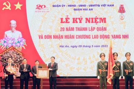 Trao Huân chương Lao động hạng Nhì của Chủ tịch Nước tặng nhân dân và cán bộ quận Hải An. (Hải Phòng)