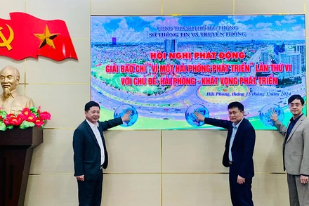 Lãnh đạo Ban Tuyên giáo Thành ủy, Sở Thông tin-Truyền thông và Hội Nhà báo Hải Phòng nhấn nút phát động Giải Báo chí "Vì một Hải Phòng phát triển" lần thứ 6.