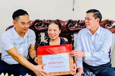 Lãnh đạo thành phố Hải Phòng thăm và tặng quà người có công trên địa bàn quận Ngô Quyền, nhân Ngày Thương binh-Liệt sĩ. (Ảnh tư liệu)