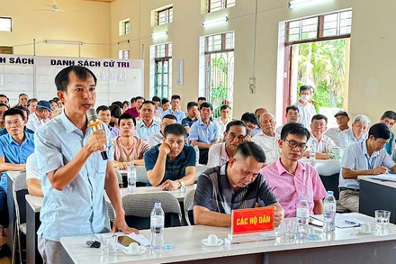 Đại diện các hộ nhân dân xã Đông Phương (huyện Kiến Thụy) nêu ý kiến tại đối thoại.