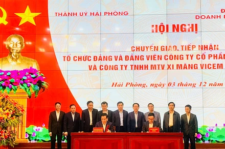 Ký kết chuyển giao và tiếp nhận 2 tổ chức đảng và đảng viên từ Thành ủy Hải Phòng về Đảng ủy Khối Doanh nghiệp Trung ương.