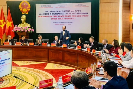 Đại diện Cục Hải quan và Bảo vệ biên giới Hoa Kỳ chia sẻ tại hội thảo.