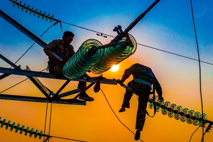 Nắng nóng gay gắt đang khiến nhu cầu sử dụng điện tăng cao.