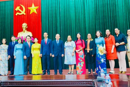 Lãnh đạo thành phố Hải Phòng chụp ảnh lưu niệm với Đoàn đại biểu cấp cao Hội Liên hiệp Phụ nữ nước Cộng hòa Cuba.