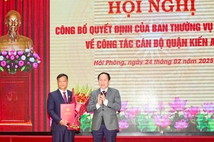 Bí thư Thành ủy Hải Phòng Lê Tiến Châu trao quyết định của Ban Thường vụ Thành ủy điều động và chỉ định tân Bí thư Quận ủy Kiến An Lương Văn Công.