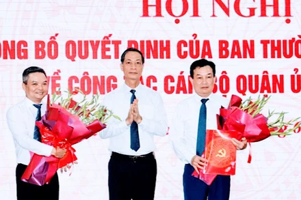 Phó Bí thư Thường trực Thành ủy Hải Phòng trao quyết định và chúc mừng đồng chí Nguyễn Văn Phiệt (phải) và Nguyễn Hoàng Linh (trái) tiếp tục hoàn thành tốt nhiệm vụ của mình trên cương vị mới.