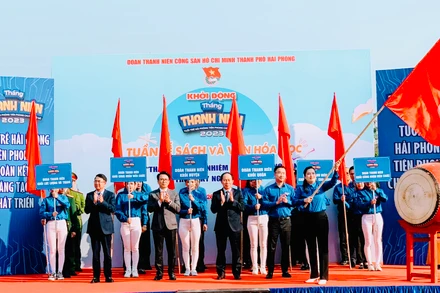 Bí thư Thành ủy Hải Phòng Lê Tiến Châu cùng các đại biểu thực hiện nghi thức khởi động Tháng Thanh niên Hải Phòng năm 2023.