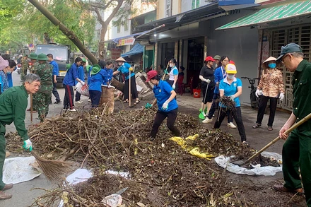 Đông đảo các lực lượng, các tầng lớp nhân dân cùng tham gia "Ngày thứ bảy cùng dân" trên địa bàn quận Lê Chân (Hải Phòng).
