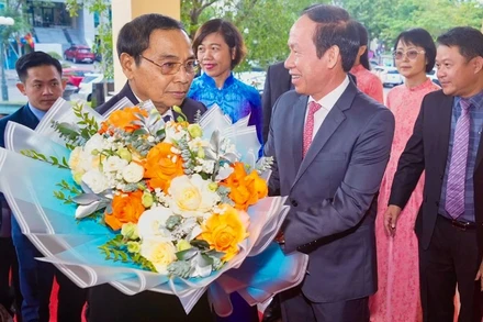 Bí thư Thành ủy Hải Phòng Lê Tiến Châu đón đồng chí Bounthong Chitmany, cùng Đoàn đại biểu cấp cao Đảng Nhân dân Cách mạng Lào thăm và làm việc tại thành phố Hải Phòng.